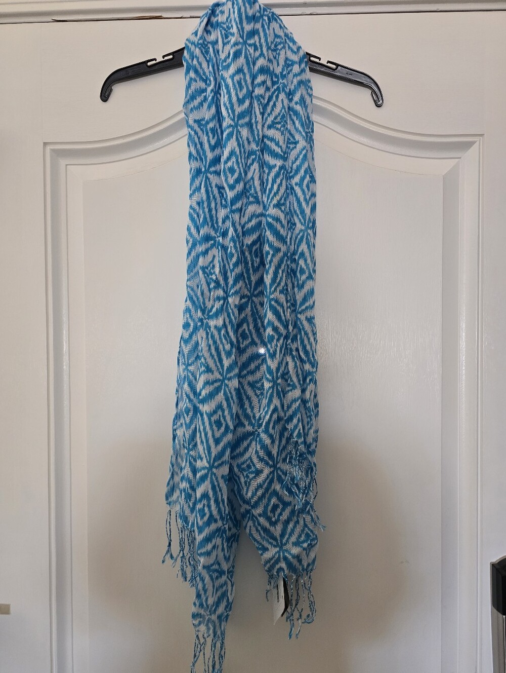 Echo New York teal blue/white tribal chevron print crinkled scarf shawl. NWT